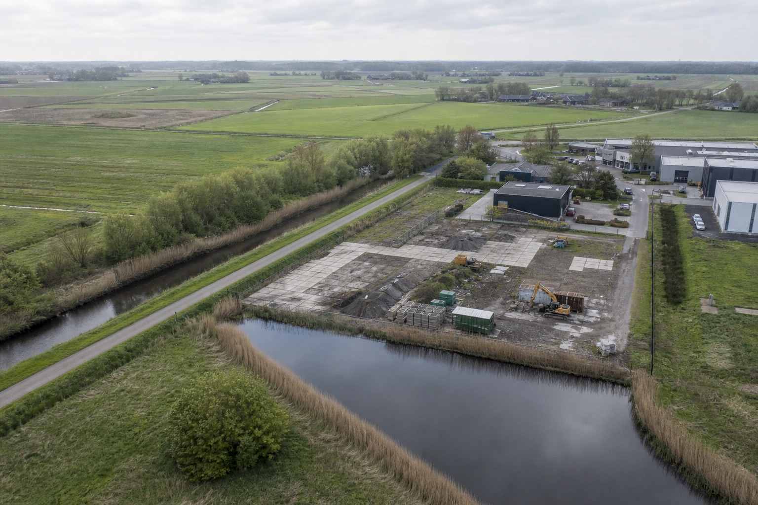 Een projectlocatie op de grens van een Nederlands bedrijventerrein en polderlandschap